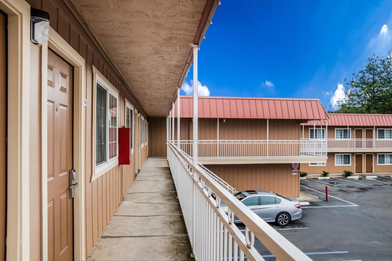 Americas Best Value Inn - Юкая Екстериор снимка